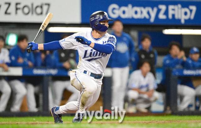 2025년 10월 13일 오후 대구 삼성라이온즈파크에서 열린 '2025 신한 SOL Bank KBO 포스트시즌' SSG 랜더스와 삼성 라이온즈의 준플레이오프 3차전 경기. 삼성 김성윤이 3회말 2사 1.3루서 1타점 적시타를 치고 있다./마이데일리