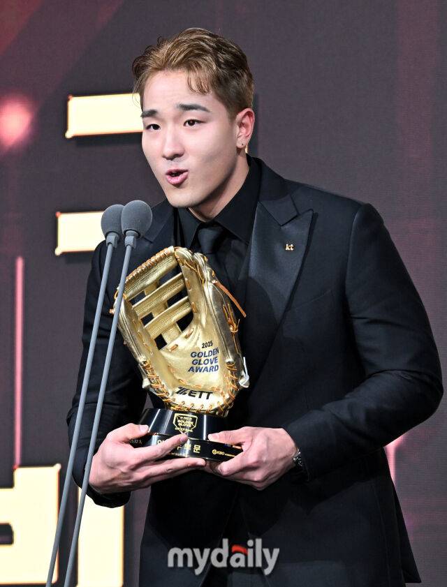 KT 안현민이 9일 오후 서울 잠실 롯데호텔에서 진행된 '2025 KBO 골든글러브 시상식'에서 외야수 골든글러브를 수상하고 있다. 포지션별 최고 선수를 가리는 '2025 KBO 골든글러브 시상식'은 투수와 포수, 지명타자, 1루수, 2루수, 3루수, 유격수, 외야수(3명) 등 총 10개 부문에 걸쳐 최고의 선수를 가린다./잠실=송일섭 기자