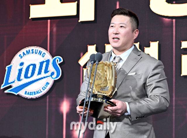삼성 최형우가 9일 오후 서울 잠실 롯데호텔에서 진행된 '2025 KBO 골든글러브 시상식'에서 지병타자 골든글러브를 수상하고 있다. 포지션별 최고 선수를 가리는 '2025 KBO 골든글러브 시상식'은 투수와 포수, 지명타자, 1루수, 2루수, 3루수, 유격수, 외야수(3명) 등 총 10개 부문에 걸쳐 최고의 선수를 가린다./마이데일리