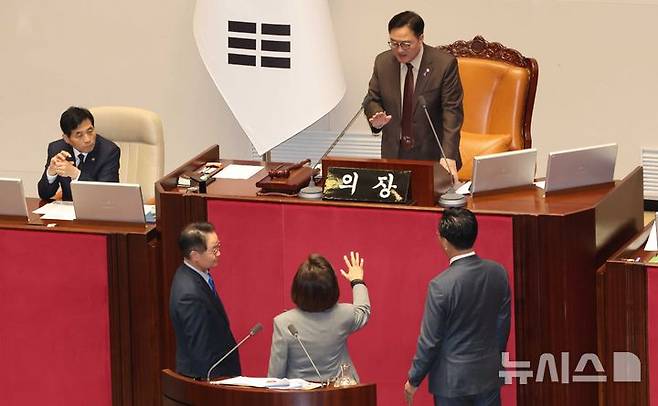 [서울=뉴시스] 조성봉 기자 = 우원식 국회의장이 9일 서울 여의도 국회에서 열린 제429회국회(정기회) 제16차 본회의에서 가맹사업거래의 공정화에 관한 법률 일부개정법률안에 대해 무제한 토론을 하는 나경원 국민의힘 의원과 대화를 하고 있다. 2025.12.09. suncho21@newsis.com