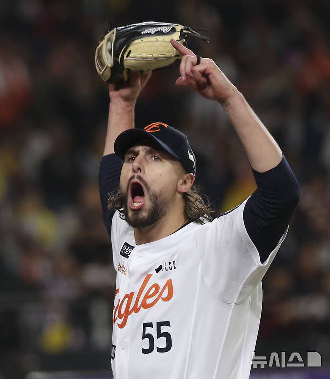 [대전=뉴시스] 김근수 기자 = 30일 대전 중구 한화생명볼파크에서 열린 2025 KBO 한국시리즈 4차전 LG 트윈스와 한화 이글스의 경기, 8회초 한화 선발 와이스가 마운드를 내려오며 포효하고 있다. 2025.10.30. ks@newsis.com