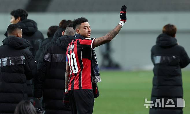 [서울=뉴시스] 김선웅 기자 = FC서울 린가드가 10일 서울 마포구 서울월드컵경기장에서 열린 2025-2026시즌 아시아축구연맹(AFC) 챔피언스리그 엘리트(ACLE) 리그 스테이지 6차전 FC서울 vs 멜버른 시티 경기 겸 서울 고별전을 마친 뒤 팬들에게 작별 인사를 하고 있다. 2025.12.10. mangusta@newsis.com