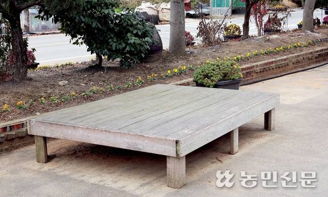 동네 주민 누구든 잠시 쉬어갈 수 있도록 만든 평상.