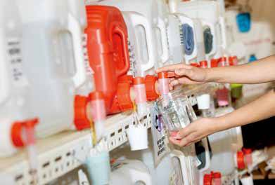 ‘알맹상점’을 찾은 한 손님이 자신이 가져온 용기에 원하는 양만큼 세제를 담고 있다. 알맹상점에선 세제 30여 종, 차류 20여 종 등을 소분 판매한다.