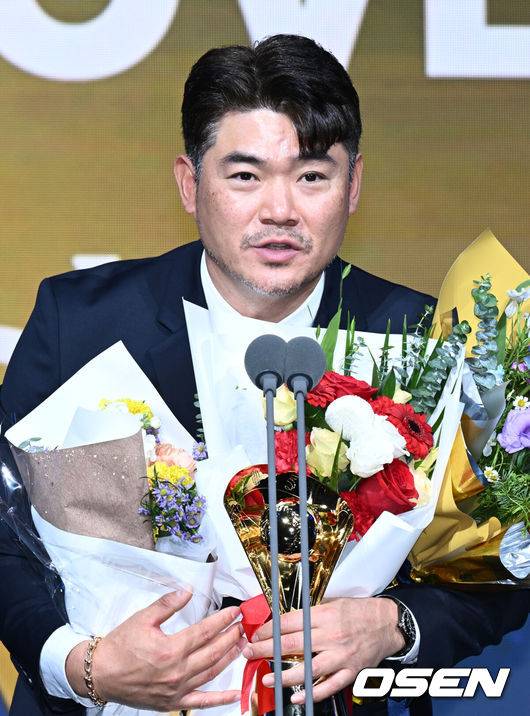 [OSEN=조은정 기자] 9일 오후 서울 송파구 잠실동 롯데호텔 월드에서 2025 신한은행 SOL 뱅크 KBO 골든글러브 시상식이 열렸다.KBO 골든글러브 시상식은 포지션별 최고의 선수를 가리는 자리로 올 시즌의 대미를 장식하는 자리다.&nbsp;페어플레이상을 수상한 SSG 노경은이 소감을 전하고 있다. 2025.12.09 /cej@osen.co.kr