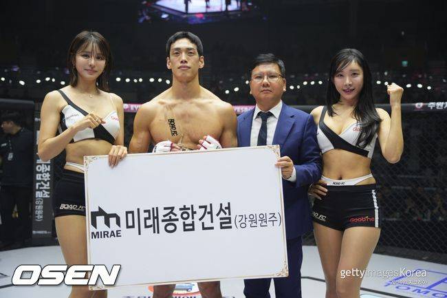 로드FC&nbsp;초대 웰터급 챔피언 유냍영. / 로드FC
