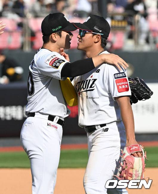 [OSEN=수원, 조은정 기자]안현민의 역전 투런 장외홈런으로 팀의 승리를 이끌엇다.KT는 4일 수원 KT위즈파크에서 열린 2025 신한은행 SOL Bank KBO리그 키움과의 홈 경기에서 5-4 역전승을 거뒀다.KT 박영현, 안현민이 승리를 기뻐하고 있다. 2025.05.04 /cej@osen.co.kr