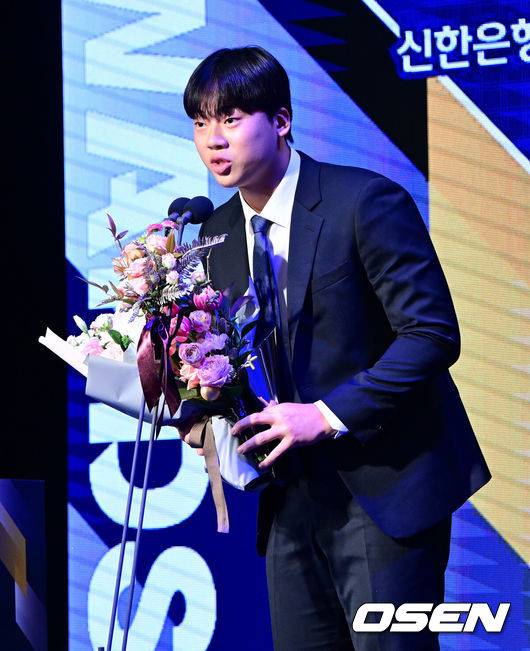 [OSEN=지형준 기자] 27일 오후 서울 중구 소공동 웨스틴조선호텔 그랜드볼룸에서 ‘2023 신한은행 SOL KBO 시상식’이 열렸다.두산 이원재가 퓨처스리그 북부리그 평균자책점상을 수상하며 소감을 말하고 있다. 2023.11.27 / jpnews.osen.co.kr