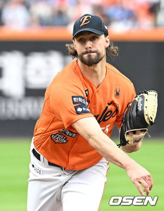 [OSEN=대전, 이대선 기자] 19일 오후 대전 한화생명볼파크에서 2025 신한 SOL Bank KBO리그 포스트시즌 플레이오프 2차전 한화 이글스와 삼성 라이온즈의 경기가 열렸다.한화는 라이언 와이스, 삼성은 최원태를 선발 투수로 내세웠다.1회초 무사에서 한화 선발투수 와이스가 역투하고 있다. 2025.10.19 /sunday@osen.co.kr