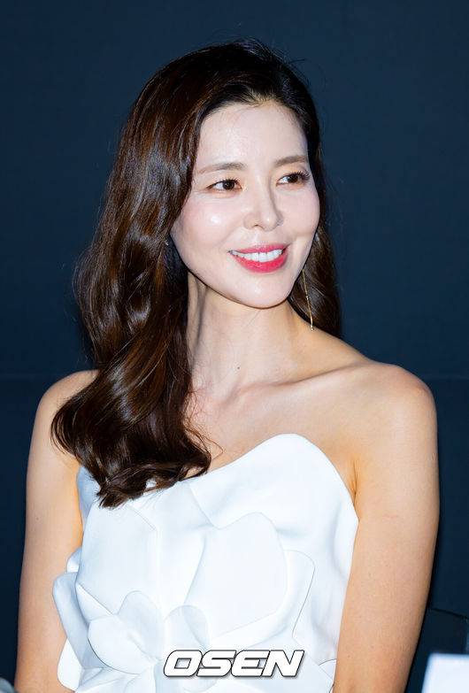 [OSEN=민경훈 기자] 영화 '신명' 제작 보고회가 29일 서울 용산구 CGV용산아이파크몰에서 열렸다.영화 ‘신명’은 주술의 세계에 빠진 윤지희(김규리)가 성형과 신분 세탁을 거쳐 대한민국의 최고 권력에 접근하는 과정을 담은 오컬트 스릴러 장르다.배우 김규리가 기자간담회에서 미소짓고 있다. 2025.05.29 /rumi@osen.co.kr