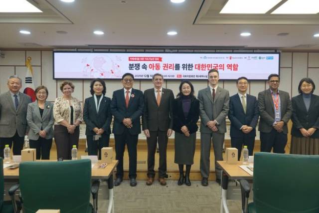 ▲'분쟁 속 아동권리 보호 위한 대한민국의 역할' 토론회 참석자들 기념촬영 ⓒ이재정 의원실