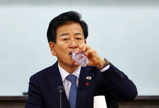 정동영 통일부 장관이 10일 서울 여의도 국회 의원회관에서 열린 'AI G3 강국 신기술 전략 조찬 포럼'에서 물을 마시고 있다. 뉴시스