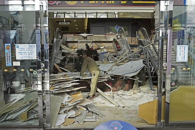 강진에 무너진 아오모리현 상가 - 9일 일본 북부 아오모리현 하치노헤의 한 상업시설에서 한 관계자가 무너져 내린 잔해를 치우고 있다. 이 지역은 전날 아오모리현 앞바다에서 발생한 규모 7.5 강진의 진원에 가까워 진도 6강의 흔들림이 관측되는 등 피해가 컸다. 아오모리 AP·연합뉴스