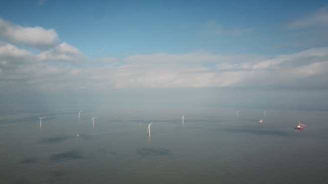10일 전남 영광군에 있는 국내 최대 규모 해상풍력발전단지인 낙월해상풍력의 발전기 1호기가 가동되고 있다. 명운산업개발이 내년 6월까지 총 64기의 발전기를 설치하겠다는 계획을 밝혔다. 명운산업개발 제공.