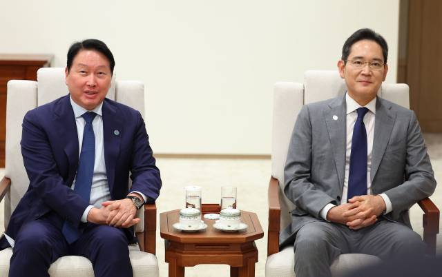 최태원(왼쪽) SK그룹 회장과 이재용 삼성전자 회장이 지난 10월 1일 서울 용산 대통령실에서 이재명 대통령, 샘 올트먼 오픈AI 최고경영자(CEO)와 만나고 있다. 연합뉴스