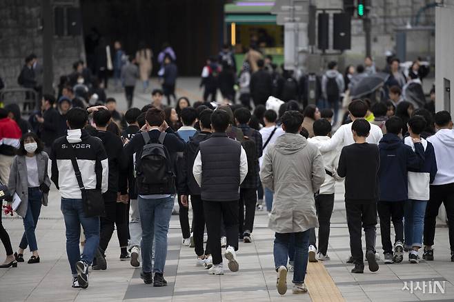 서울시 서대문구 연세대학교 신촌캠퍼스 앞으로 학생과 행인들이 지나가고 있다. ⓒ시사IN 조남진