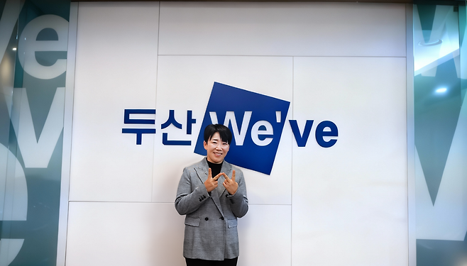 한국 여자골프의 ‘살아있는 전설’ 신지애가 9일 서울 강남구 논현동 두산건설 본사에서 양 쪽 손가락을 펼쳐 두산건설 We’ve의 ‘W’를 표현하며 환하게 웃고 있다. 사진제공 | 두산건설