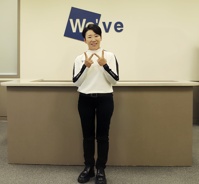 한국 여자골프의 ‘살아있는 전설’ 신지애가 9일 서울 강남구 논현동 두산건설 본사에서 양 쪽 손가락을 펼쳐 두산건설 We’ve의 ‘W’를 표현하며 환하게 웃고 있다. 사진제공 | 두산건설