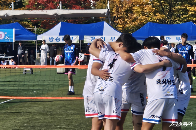 파이팅을 외치는 통영고 선수들. 사진｜조현우 학생기자