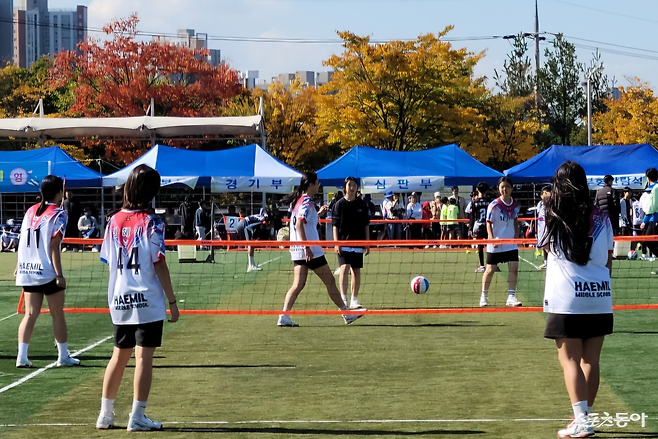 경기 전 몸을 푸는 해밀중 선수들. 조현우 학생기자(충남삼성고 2)