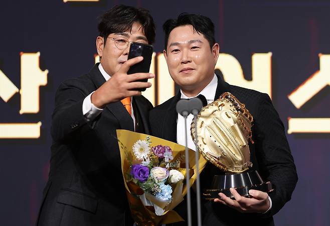 두산 양의지(오른쪽)가 9일 서울 송파구 롯데호텔월드에서 열린 2025 KBO 골든글러브 시상식에서 포수 부문 수상자가 된 뒤 정민철 해설위원과 기념촬영을 하고 있다. 연합뉴스