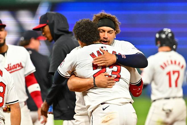 지난해 클리블랜드에서 함께 활약한 조시 네일러(23번)와 보 네일러 형제가 경기 후  포옹하고 있다. Getty Images코리아