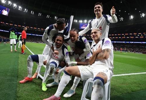 2025-2026시즌 유럽축구연맨(UEFA) 챔피언스리그 리그 페이즈 6라운드 슬라비아프라하와 맞대결에서 쿠두스가 팀의 두 번째 득점을 만든 후 동료들과 기뻐하고 있다. 로이터 연합뉴스