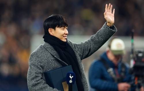 2025-2026시즌 유럽축구연맨(UEFA) 챔피언스리그 리그 페이즈 6라운드 슬라비아프라하와 맞대결전 홈구장에 방문해 팬들에게 인사하고 있다. 로이터연합뉴스