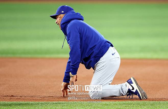 ▲ 벼랑 끝에 몰린 가운데 김혜성과 달리기 경기를 한 로버츠 감독은 선수단에 큰 웃음을 안기며 팀 분위기 전환에 한 몫을 했다