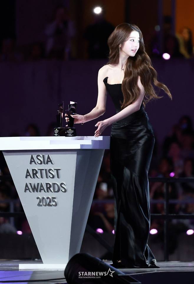 필릭스-장원영 '예의바른 남녀의 행동'[AAA2025 화보]