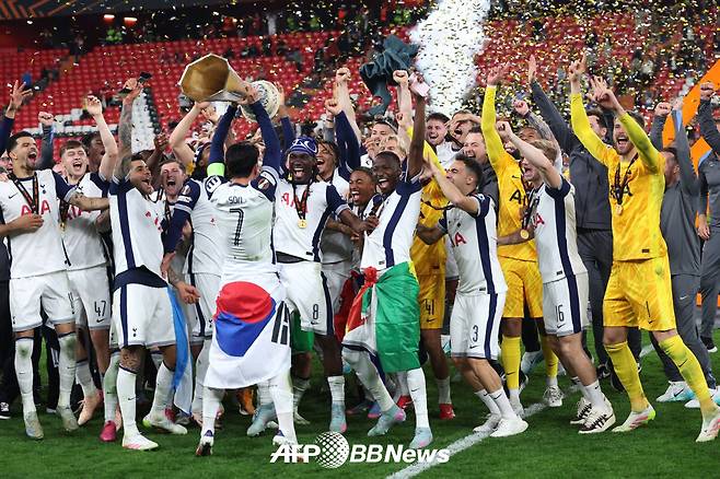 지난 5월 토트넘의 UEFA 유로파리그 우승을 이끈 뒤 태극기를 두른 채 트로피 세리머니를 하고 있는 손흥민. /AFPBBNews=뉴스1