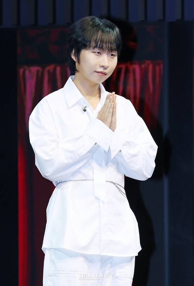 유다빈밴드 기타리스트 이준형이 15일 오후 서울 강서구 스카이아트홀에서 진행된 두 번째 정규 앨범 ‘코다’([CODA]) 발매기념 쇼케이스에서 포즈를 취하고 있다.   1집 이후 4년만의 정규 앨범인 ‘코다’는 두 개의 챕터로 나뉘어 하나의 유기적인 ‘연극’을 테마로 소개되며, 총 11곡이 수록된다. /2025.09.15 /사진=이동훈 photoguy@