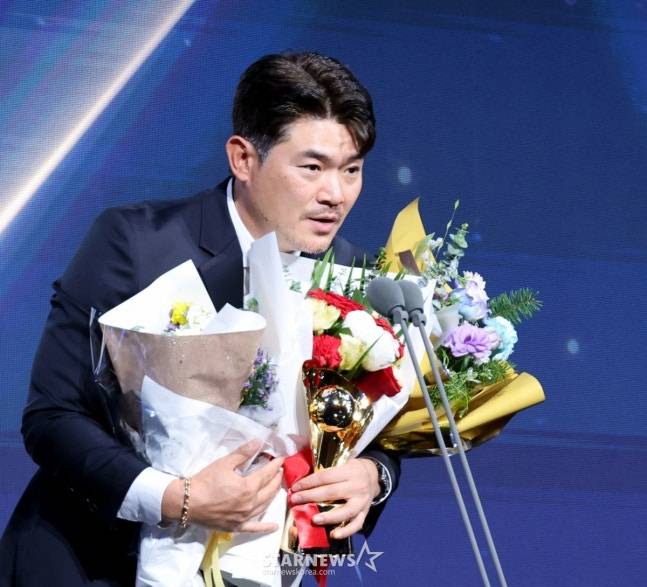 노경은이 9일 골든글러브 시상식에서 페어플레이상을 받고 소감을 밝히고 있다. /사진=강영조 선임기자