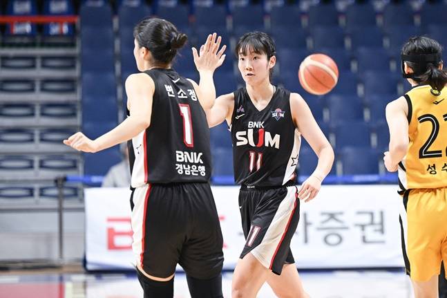 BNK 변소정(왼쪽)과 김정은. /사진=WKBL 제공