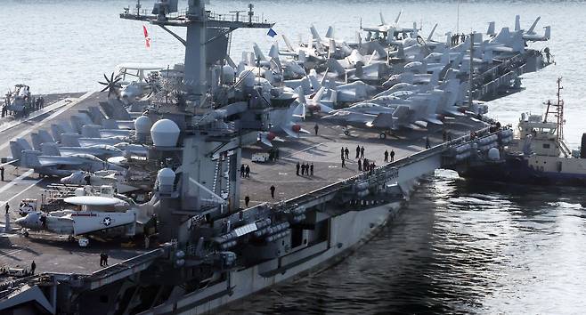 미국 해군 7함대 소속 핵추진 항공모함 조지 워싱턴함(CVN-73)이 5일 오전 부산 남구 해군작전사령부 부산작전기지에 입항하고 있다. [사진 | 뉴시스]