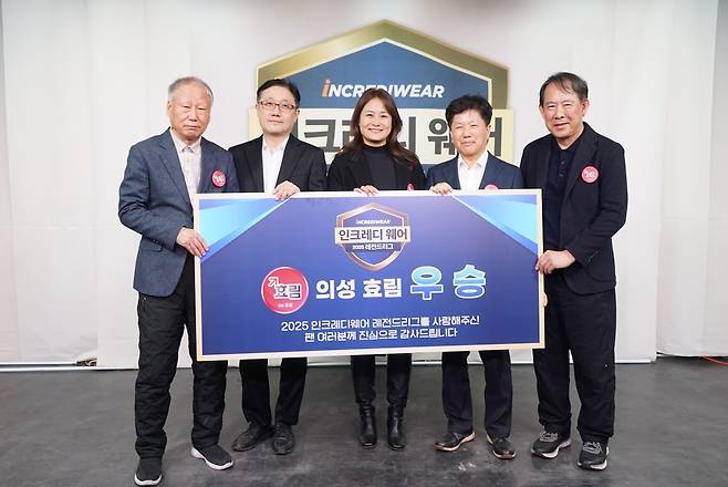 효림이 레전드바둑리그에서 창단 첫 우승을 차지했다.  왼쪽부터 서봉수 9단, 최명훈 9단, 윤영민 감독, 김일환 9단, 오규철 9단 [한국기원 제공. 재판매 및 DB 금지]