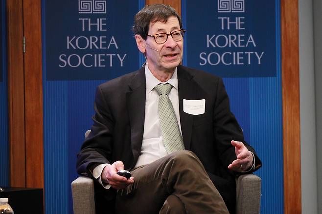 코리아소사이어티 포럼 발언하는 모리스 옵스펠드 (뉴욕=연합뉴스) 이지헌 특파원 = 국제통화기금(IMF) 수석 이코노미스트를 지낸 모리스 옵스펠드 미국 버클리 캘리포니아대(UC버클리) 명예교수가 9일(현지시간) 코리아소사이어티·주뉴욕한국총영사관 공동 주최 포럼에서 발언하고 있다. 2025.12.9 pan@yna.co.kr