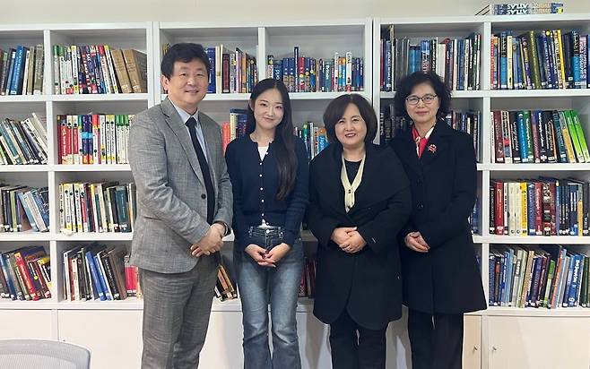 반크-NAKS, 미주 한인 영웅 13인 조명 프로젝트  (서울=연합뉴스) 미주 한인 영웅 13인 조명 프로젝트 협의를 위해 최근 반크 박기태(왼쪽서 첫 번째) 단장을 찾은 NAKS 권예순(왼쪽서 3번째) 총회장과 최미영(왼쪽서 4번째) 이사장. [반크 제공]