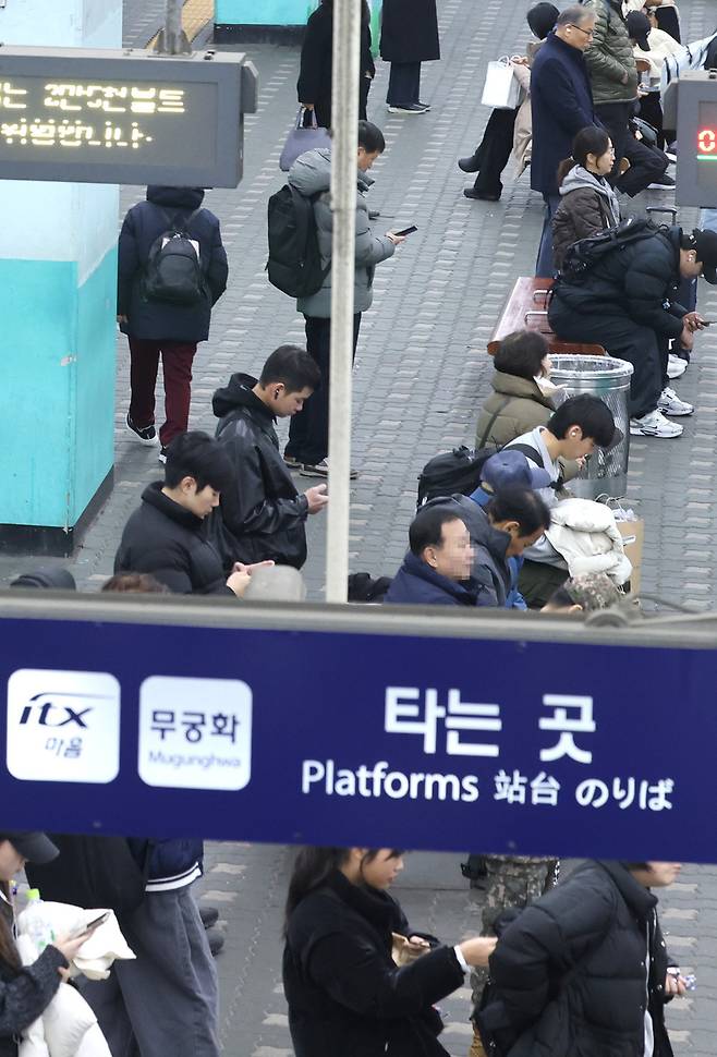 ▲ 전국철도노동조합이 무기한 파업을 유보함에 따라 모든 열차가 정상 운행한 11일 오전 수원역에서 시민들이 열차를 기다리고 있다. 한편 서울지하철 1~8호선을 운영하는 서울교통공사 노조는 협상 결렬시 12일 부터 총파업에 들어간다. /김철빈 기자 narodo@incheonilbo.com