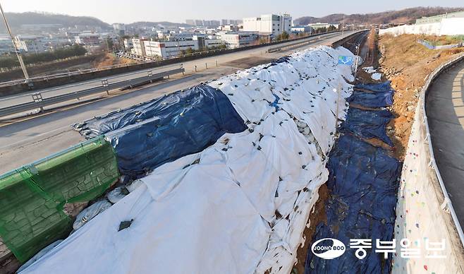 지난 한 해 동안 내린 폭설과 폭우 등 재난으로 인한 건물 및 시설 붕괴 피해가 복구되기도 전에 본격적인 겨울에 접어든 가운데 각 지자체가 이에 대한 대책 마련에 골머리를 앓고 있다. 사진은 11일 오후 오산시 가장동에서 발생한 옹벽 붕괴 사고 현장이 복구되지 않은 채 방치되어 있는 모습. 임채운기자