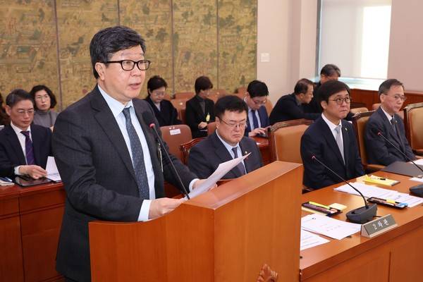 편장완 한국예술종합학교 총장이 28일 서울 여의도 국회에서 열린 문화체육관광위원회 전체회의에서&nbsp;학교폭력&nbsp;가해자 기록이 있는 수험생이 합격한 것과 관련해 현안보고를 하고 있다. 편 총장은&nbsp;학교폭력&nbsp;전력이 있는 합격생의 입학을 최종 불허했다고 밝혔다. 2025.11.28 [사진=연합뉴스]