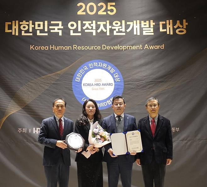 한국전력이 지난 10일 한국HRD협회가 주관하는 ‘제30회 대한민국 인적자원개발 대상’ 시상식에서 2년 연속 종합대상을 수상했다.<한국전력 제공>