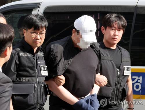 ◇여자친구를 살해한 뒤 시신을 유기한 혐의를 받는 A씨가 지난 9월 30일 구속 전 피의자 심문(영장실질심사)를 위해 전주지방법원 군산지원으로 들어가고 있다. 2025.9.30. 연합뉴스.