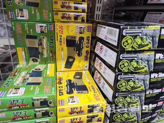 ▲ 울산 중구의 한 무인문구점에 모형 무기류가 진열돼있다. 연령 확인 절차 없이 어린이들도 쉽게 결제할 수 있다.