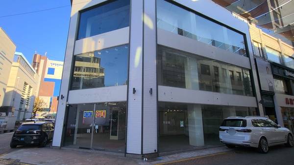 의류 브랜드 탑텐이 있던 건물. 현재는 임대와 매매 딱지가 붙어있다. /이원재 기자