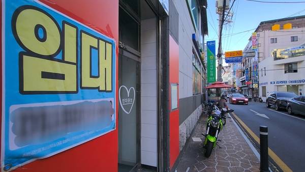 진주 구도심 점포에 임대가 붙어있다. /이원재 기자