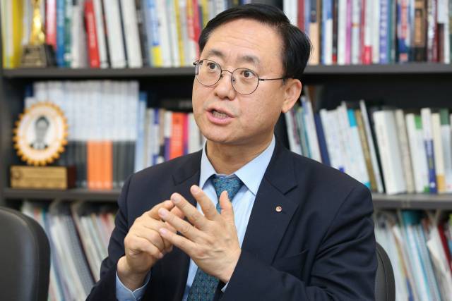 김대종 세종대 경제학부 교수가 10일 세종대 집현관에서 매일신문과 인터뷰하고 있다. 이무성 객원기자