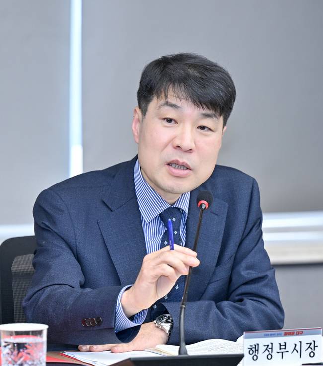 ▲ 김정기 대구시장 권한대행이 11일 간부회의를 주재하고 있다.