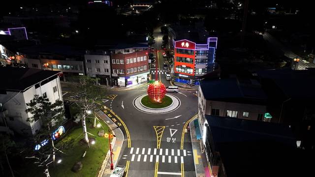 청송 군청사거리 회전교차로 야간 전경. 청송군 제공