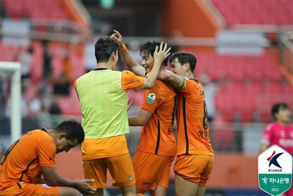 김학범 전 감독이 물러나고 완전히 달라진 모습을 보여주고 있는 선수가 신상은이다. 사진은 지난 9월 28일 수원FC전에서 골을 넣고 기뻐하고 있는 신상은(사진 왼쪽 세번째). (사진=한국프로축구연맹)